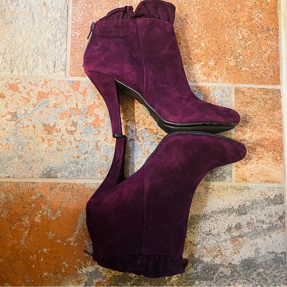 🍇Fabulous Purple Suede Ruffled Top Zip Stiletto Ankle Booties! - Picture 7 of 15